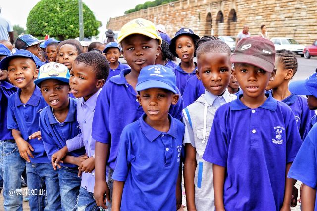 蓝色校服的学生,是纯朴而随性.