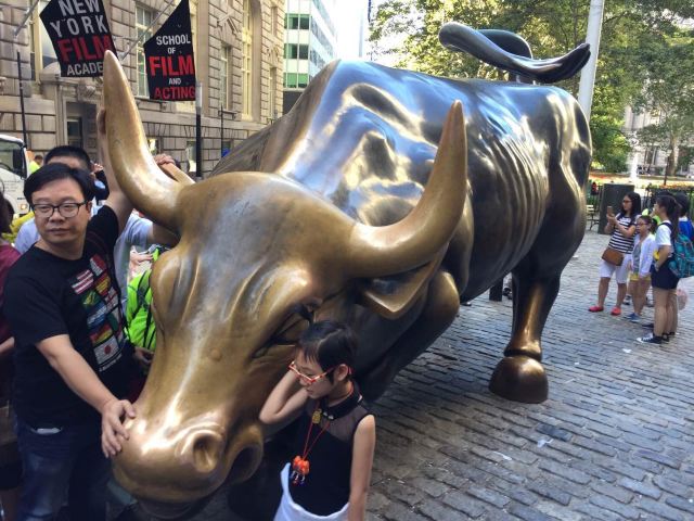 看看这位哥,这么使劲的掰着牛头,是为老婆在后面摸牛蛋蛋服务吗?