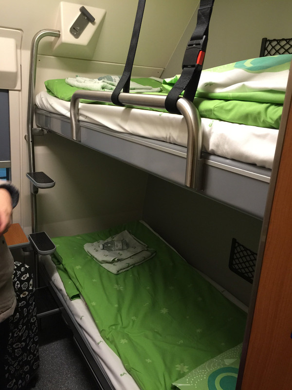 从芬兰首都赫尔辛基到罗瓦涅米也是有一定距离的,坐火车要一夜,当然票