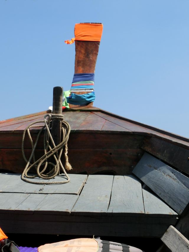 中午11点,长尾船准时在酒店的码头来接我们了,45分钟到达帕明码头(pak