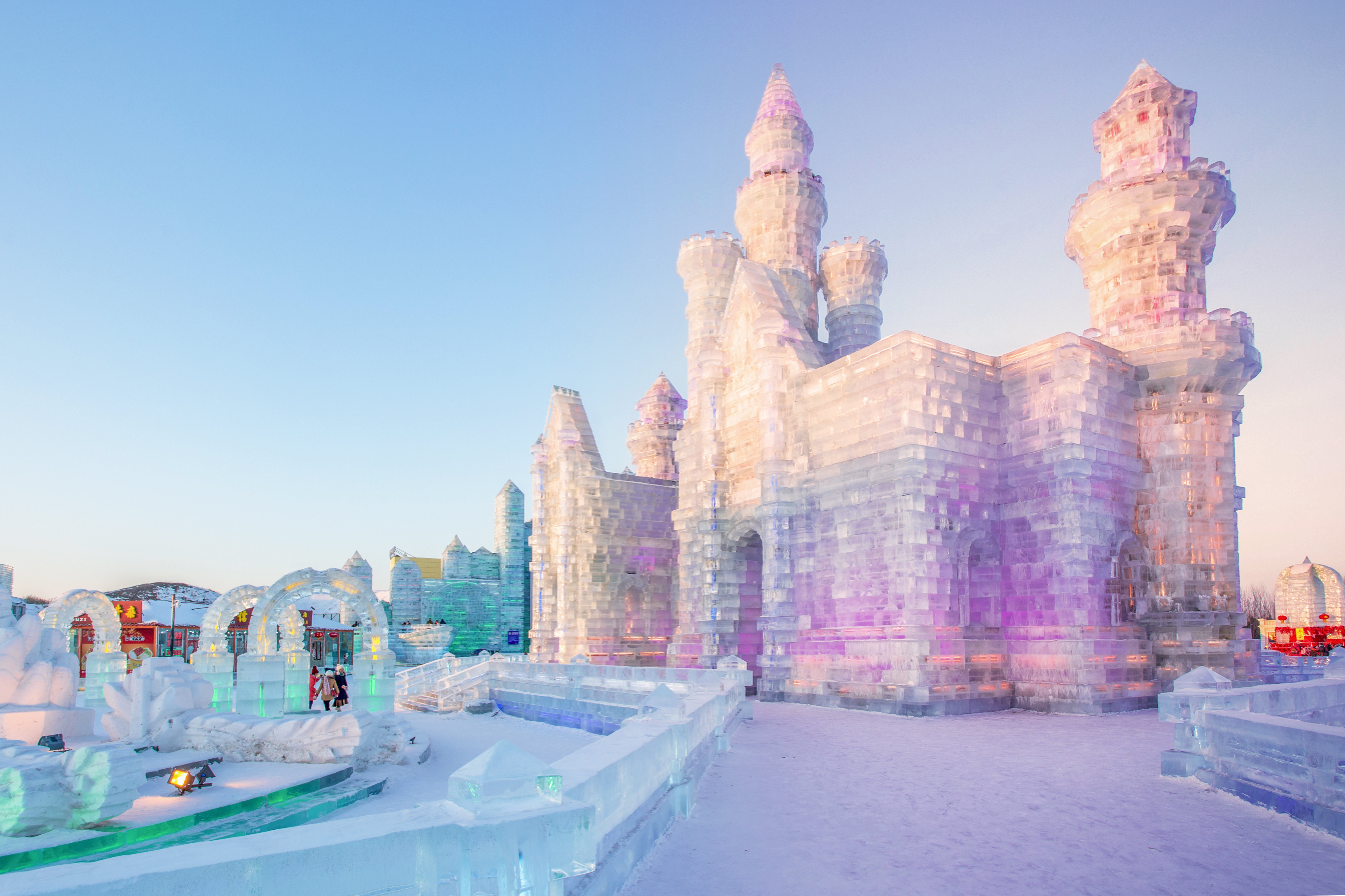 Ice world. Harbin Ice and Snow World. Ледовый город Харбин статуя Будды. Ледяной город финалы. Карен Джой Фаулер ледяной город.