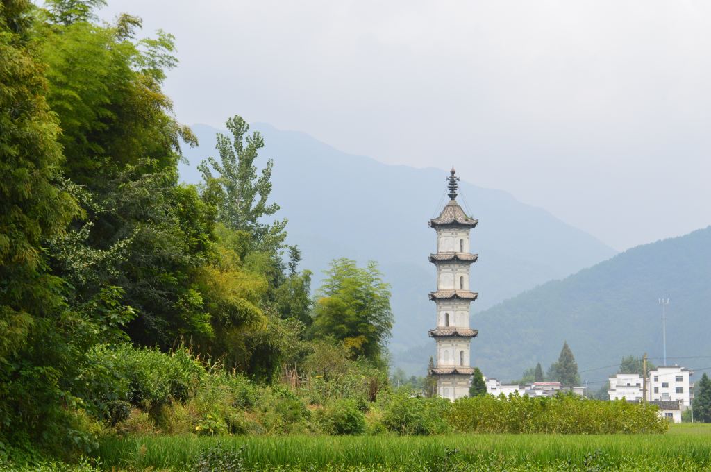 地而起,恰似一位白衣村姑,醒目而又简朴的云门塔立于田野,以碧山为衬