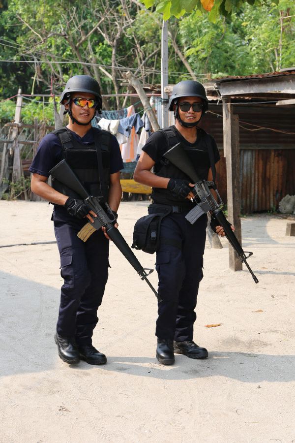 马布岛真枪实弹巡逻的警察