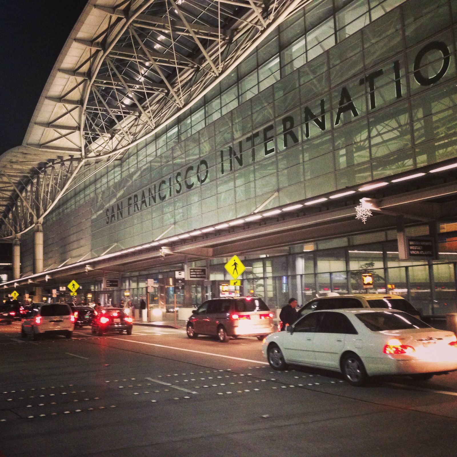 深夜的旧金山国际机场,依旧车来车往 旧金山国际机场