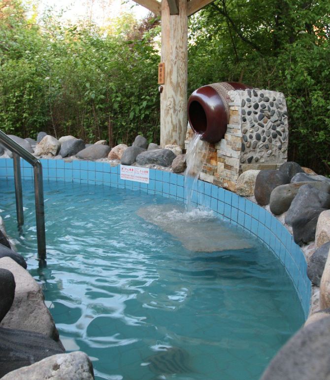 边吃煮鸡蛋边泡汤!雪地温泉酒店,83个泡池