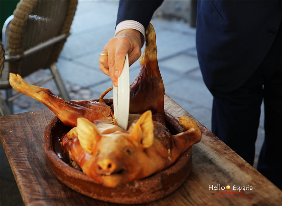 在传统的塞哥维亚餐馆里,分割烤乳猪一定会用盘子完成,以示乳猪肉质之