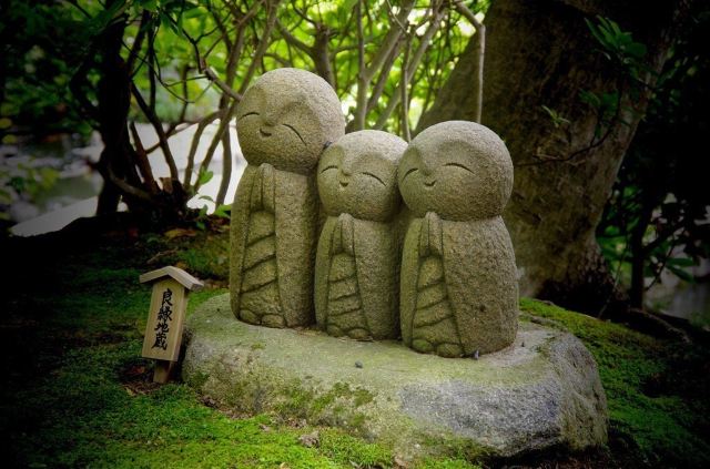 日本路边的小神像图片