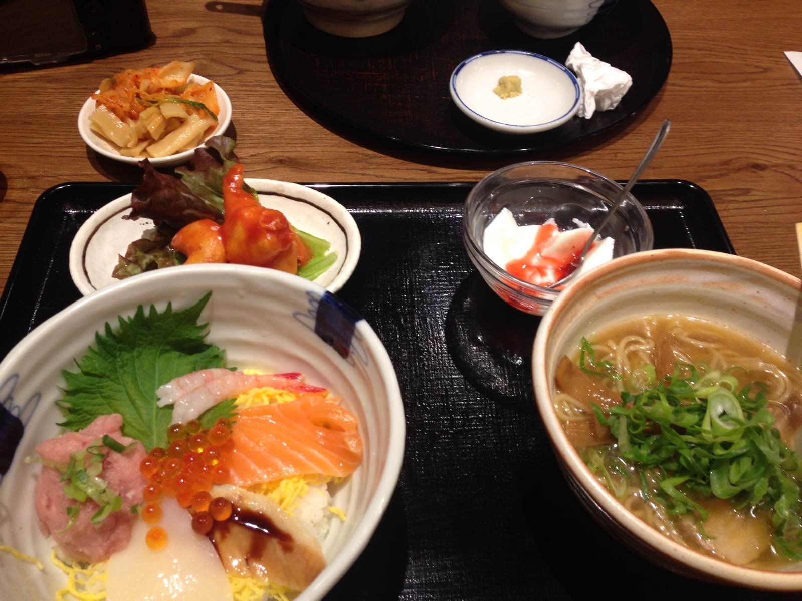 这是 拉面加海鲜的套餐.味道很不错! 京都站