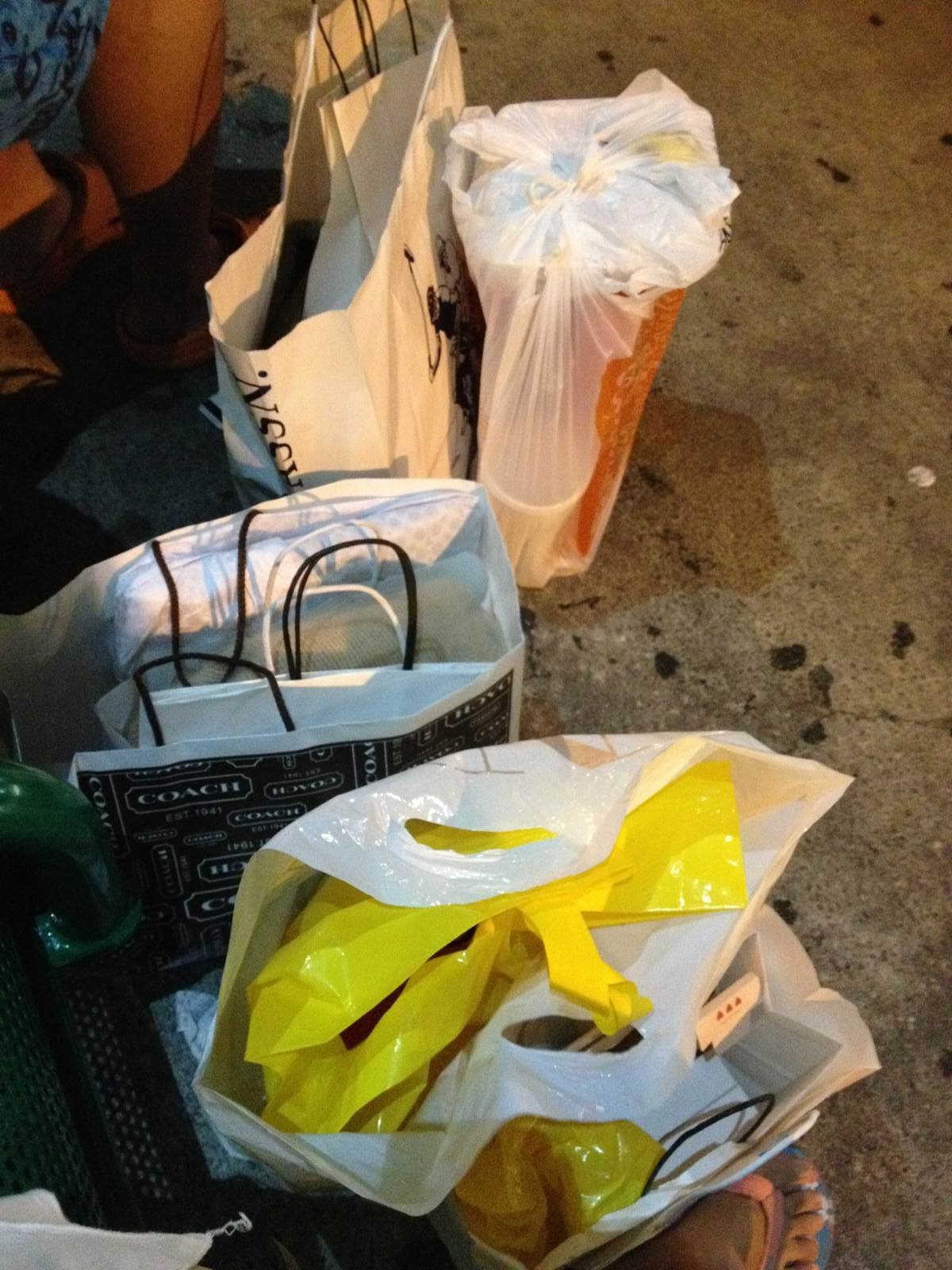 一行人大包小包等公交. premium outlets