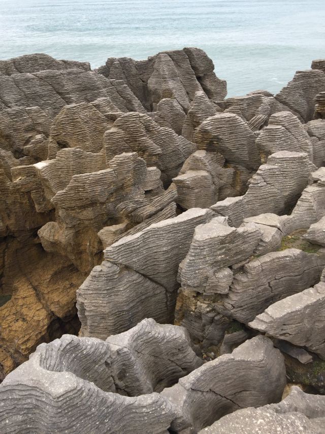 形态各异的岩石层层叠叠无比壮观呈现在眼前,感叹啊!