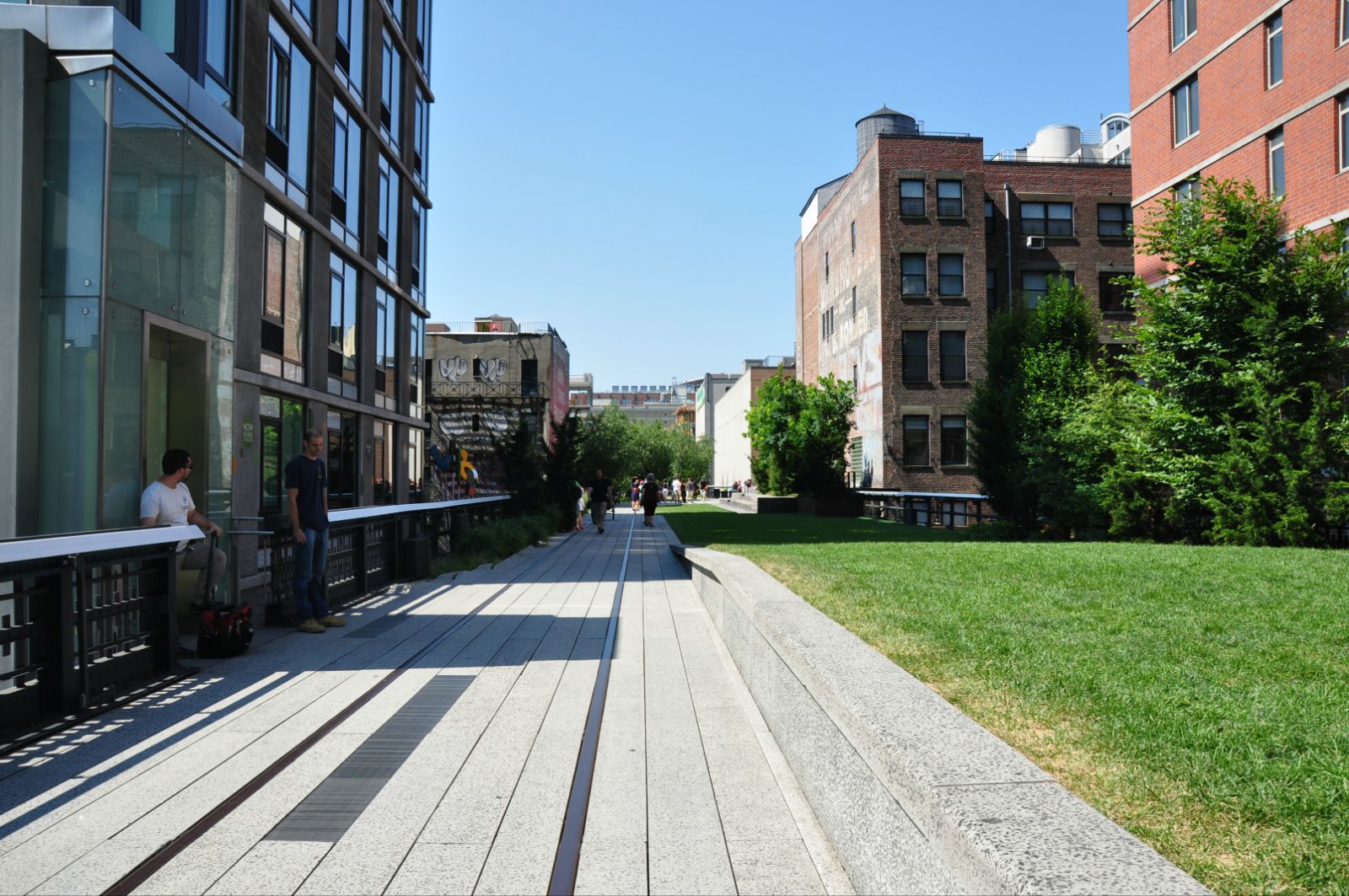 少有的直接与公园联系的建筑出入口 high line