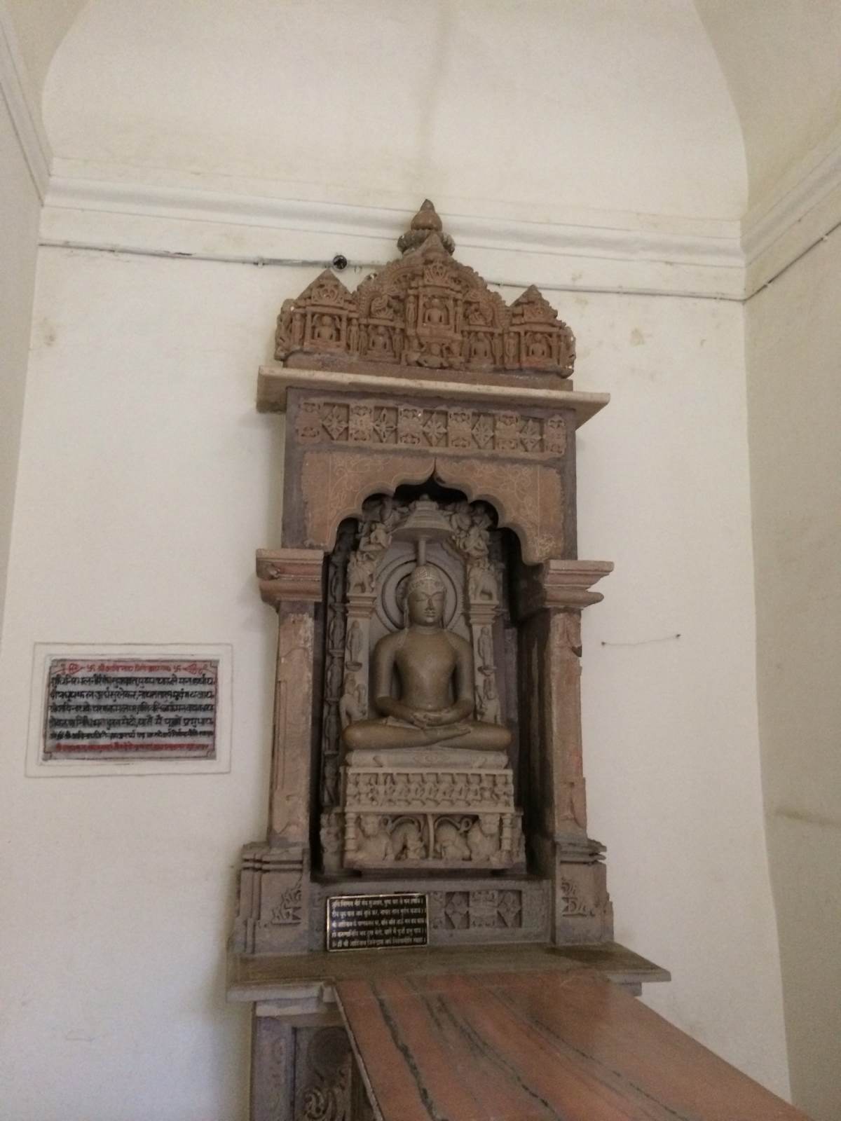 克久拉霍西神庙群是耆那教神庙,耆那教信奉马哈维亚大雄神,不