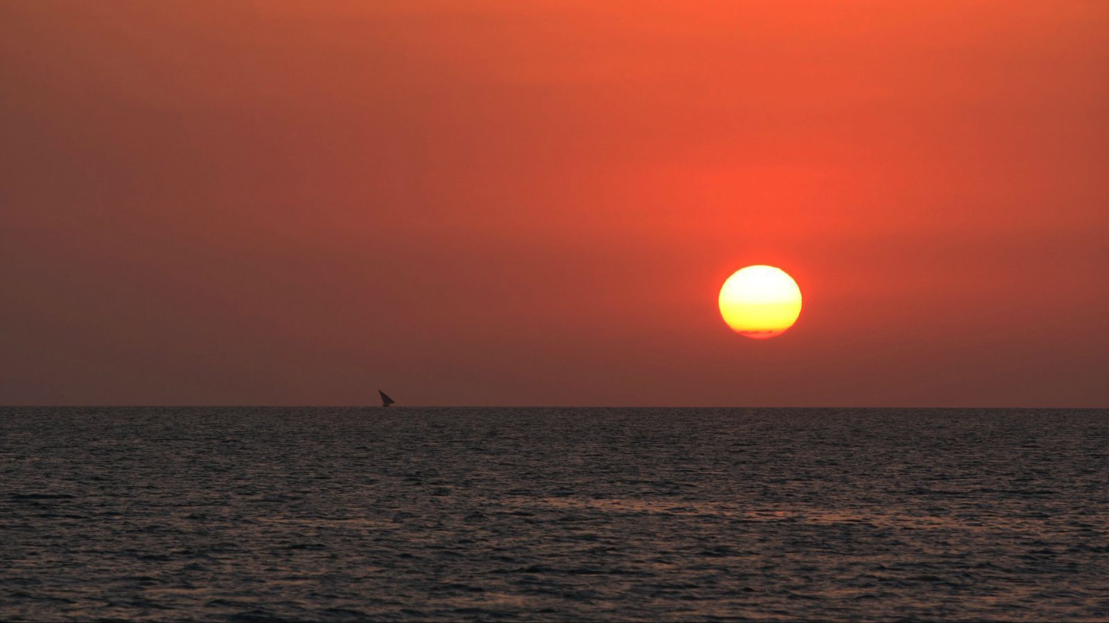 一点帆影,落日余辉. 观落日