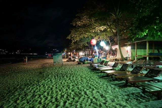 夜晚的查汶海滩,各家酒店的灯光依然亮着,方便游人在沙滩上漫步