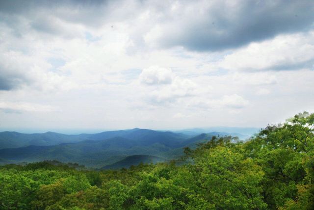 從大霧山國家公園可以沿著山嶺上長達300多英里的藍嶺公路(blueridge