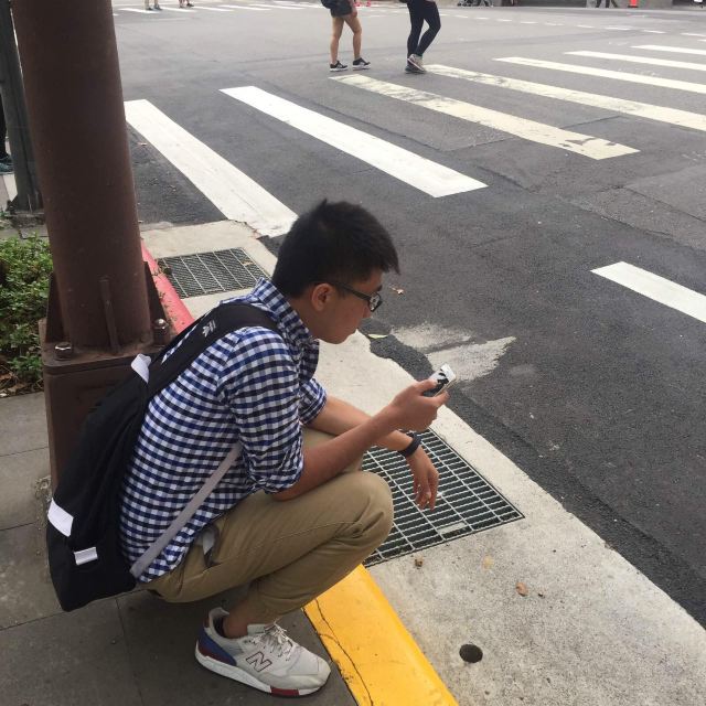 一个人蹲在马路的图片图片