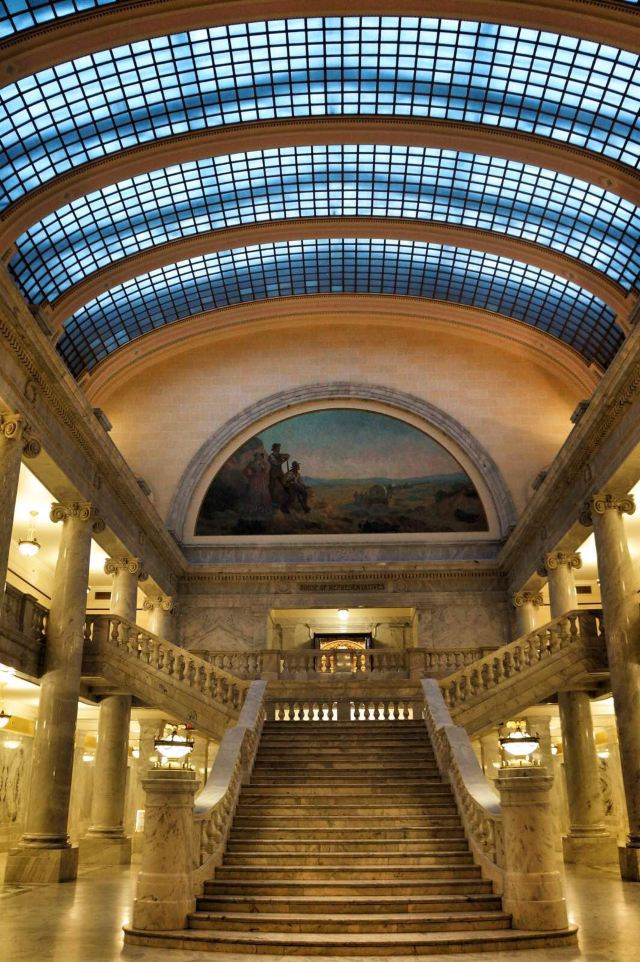 犹他州议会大厦位于美国犹他州盐湖城的议会山,俯瞰市中心,为州长办公