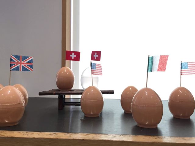 各国国旗的鸡蛋,估计里面都一样吧,呵呵