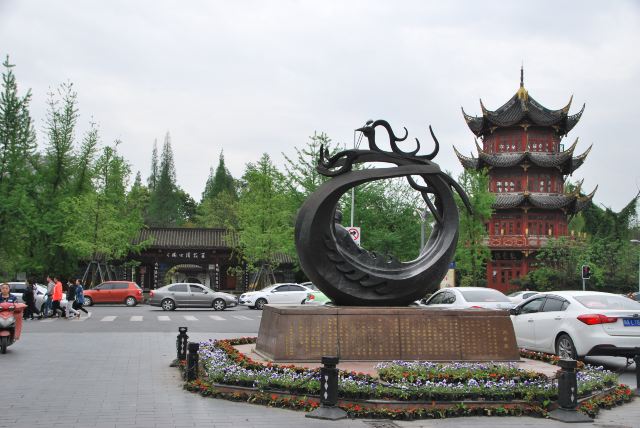 雕塑底座写有凤求凰的传奇故事.