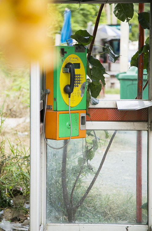 这种投币式的电话亭,在中国基本上已经消失了.