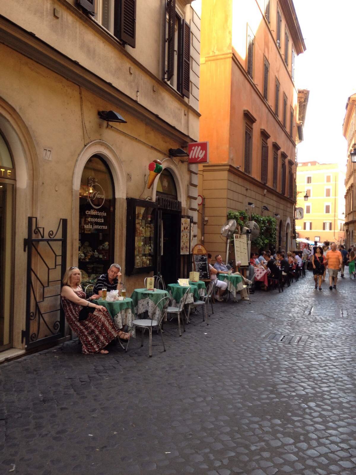 悠闲的下午,街道旁露天咖啡店的美好时光. 特莱维喷泉