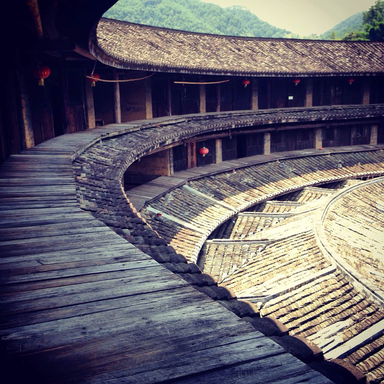 花萼楼可能和福建龙岩一带的土楼规模比起来略小,但作为这一程里唯一