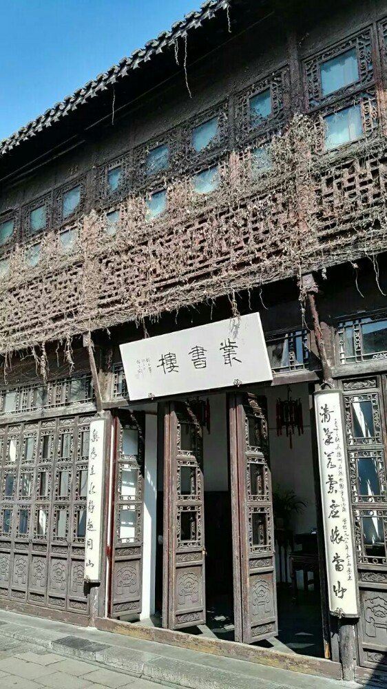 个园的丛书楼也颇有番心思,上下两层,正门进去竟无楼梯!