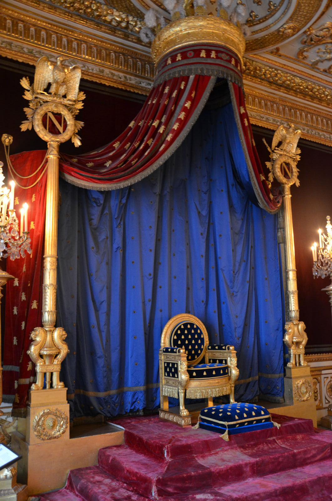 拿破仑将以前国王的寝室改为王座厅,看到的时候我们都吓一跳,这王座也
