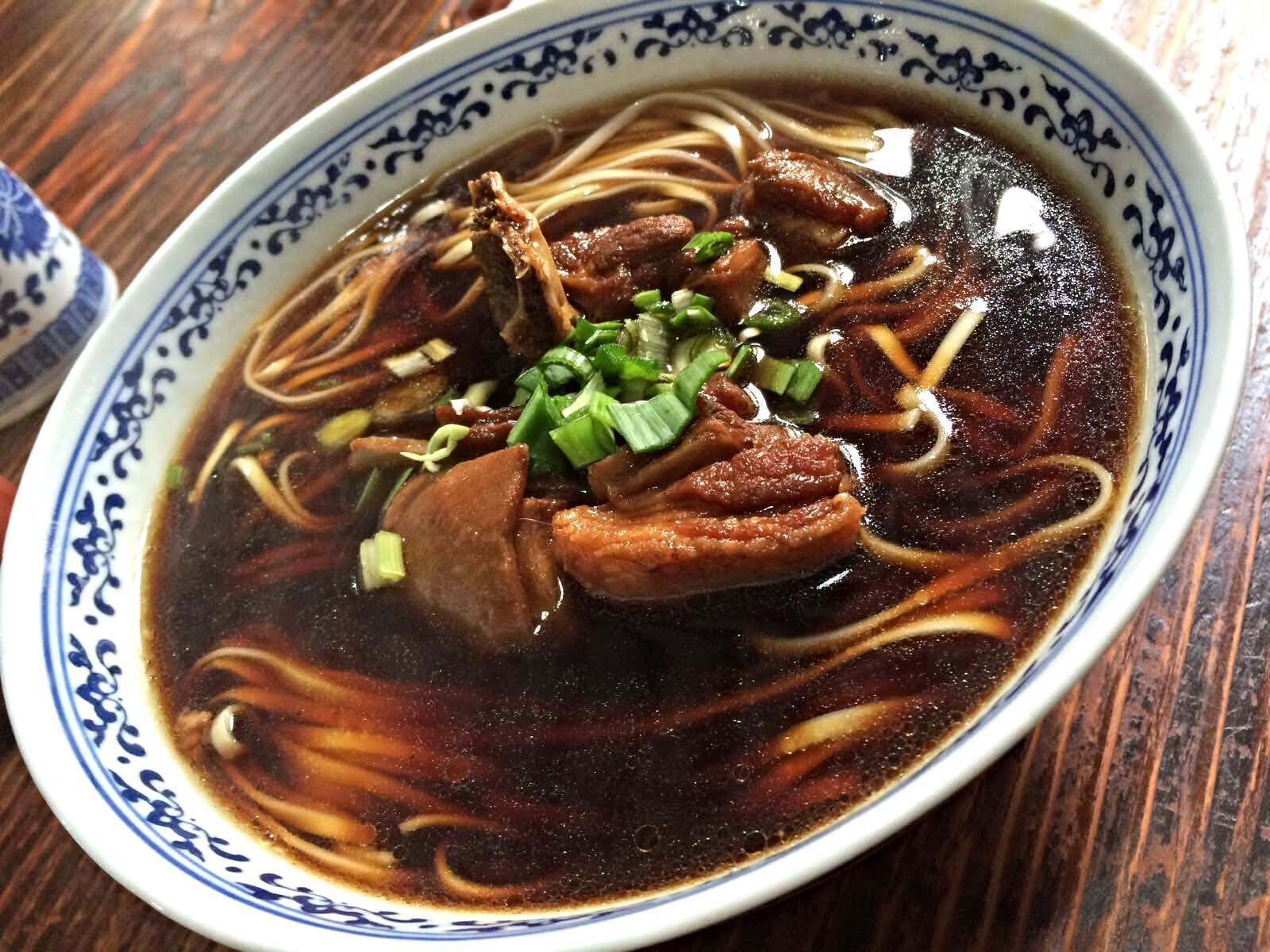 烧饼铺子隔壁的面馆,同和兴镇店之宝,红烧羊肉面.