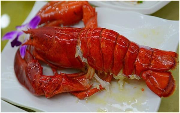 龙虾特别大尾巴上的肉很饱满,和基围虾小龙虾的口味是完全不一样的