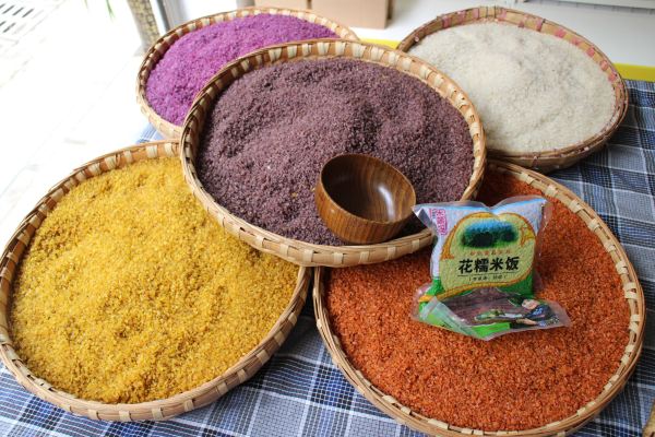 爱用天然植物染料染成的五色花米饭更是布依族的特产