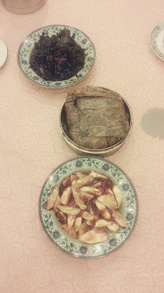 25日凌晨12点多,我们一行3人抵达萧山机场,出行之前定好了在附近的