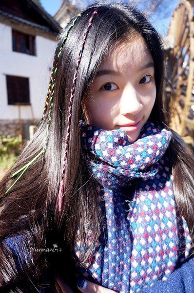丽江大研古城  实在抵挡不住当地人的热情,辫了4根彩辫.