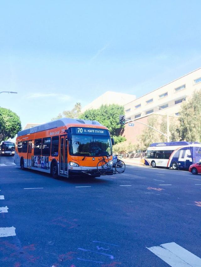 洛杉矶的公交车特别有意思,前面还能放自行车
