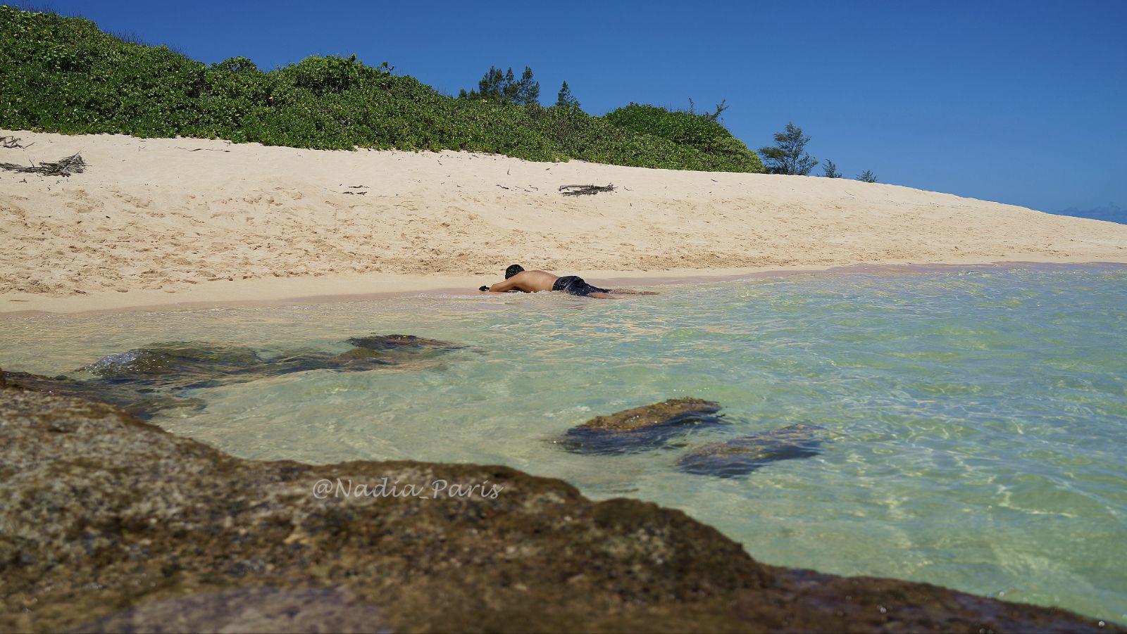 岸边这个人趴了好久,不知是不是想给这片沙滩增添点气氛.