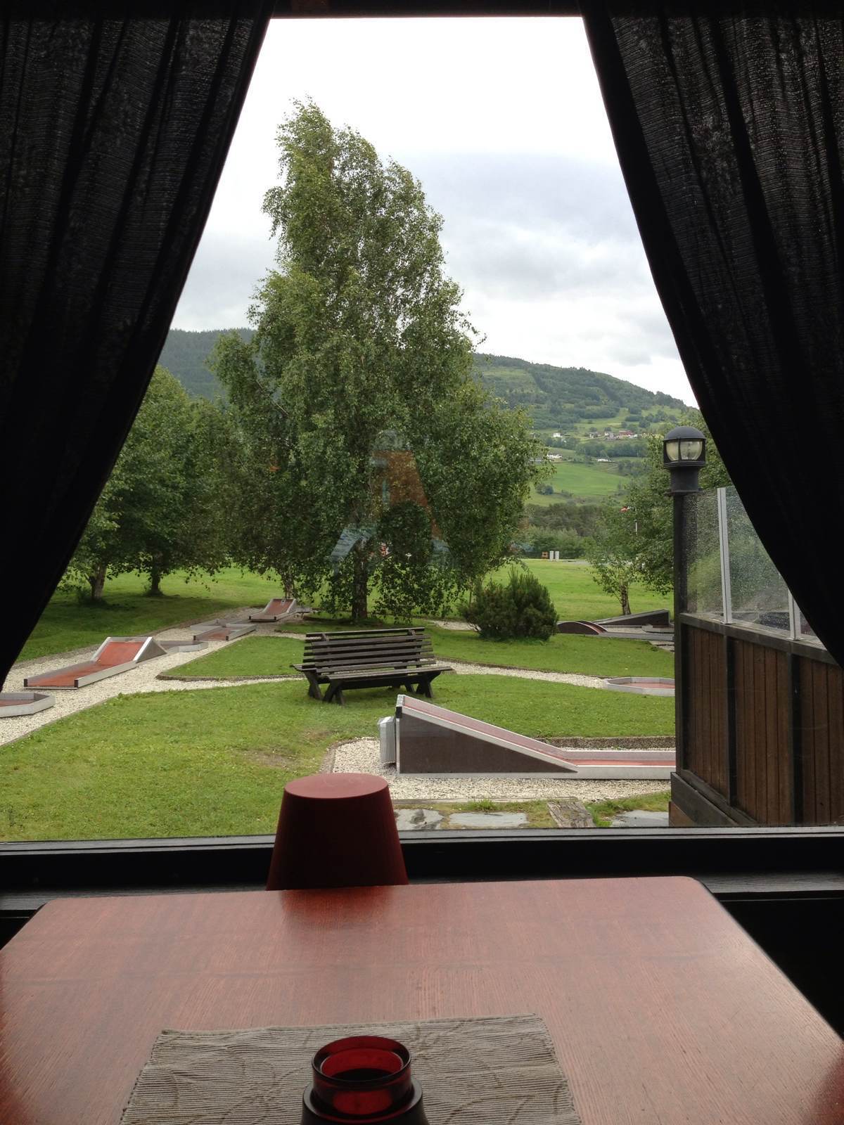 小镇voss湖边咖啡馆