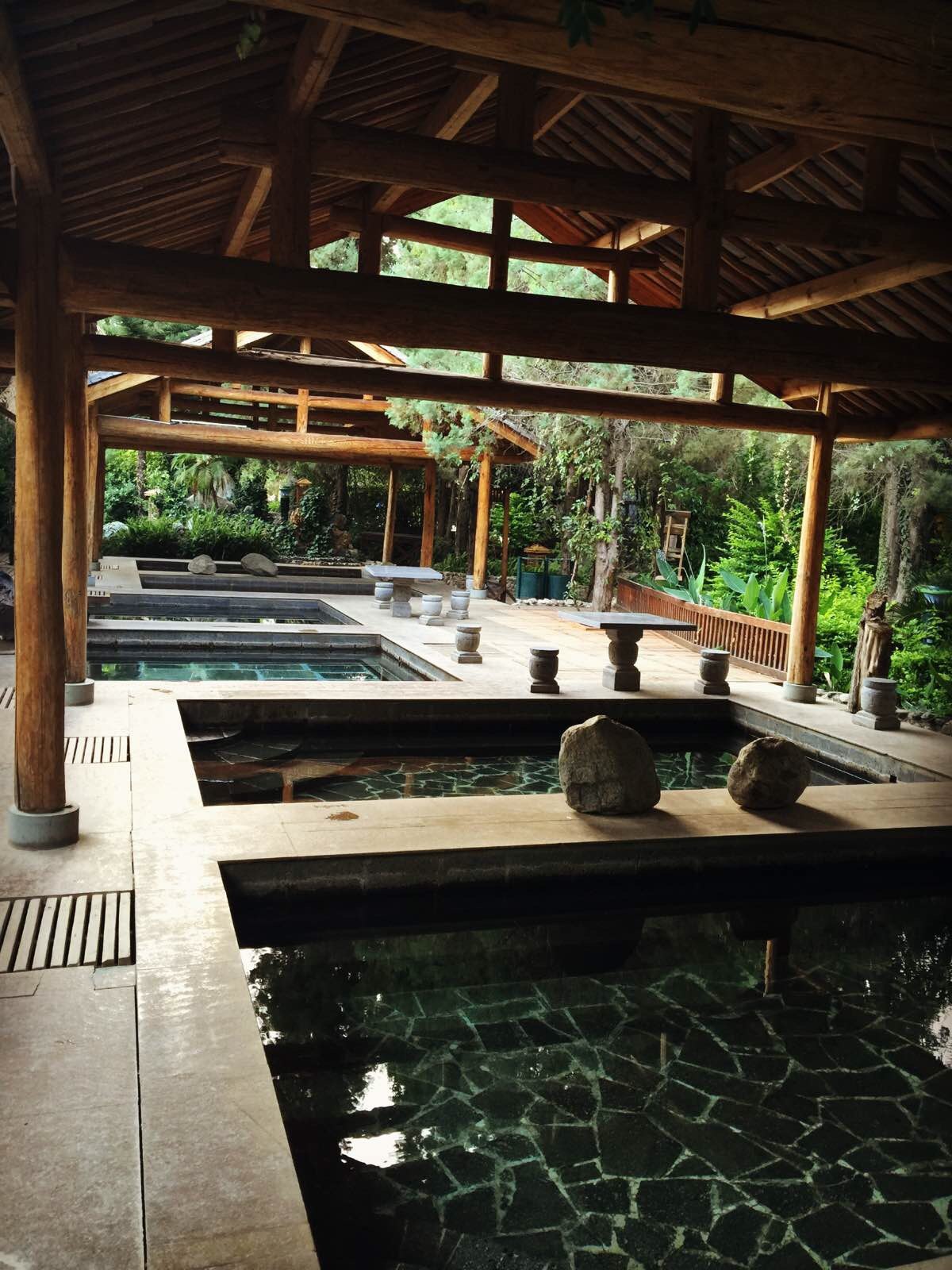 从古城搭去下山口的班车 直奔普陀泉 真正的矿物质温泉水.