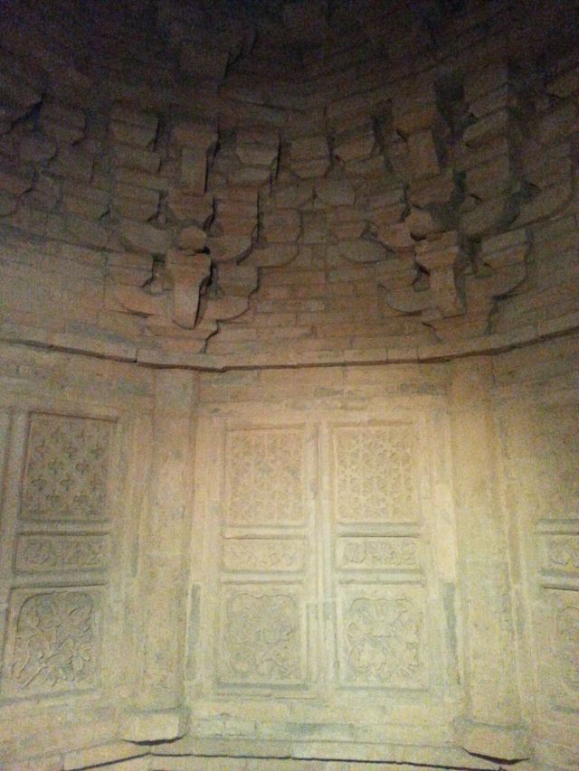 顶部穹窿状的墓室,下部为雕刻的彩砖结构复杂,相当堂皇