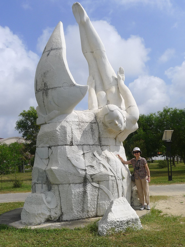 与这位白色采珠女合影一张.