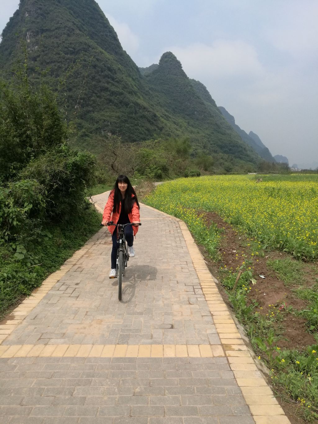 游步道骑行,一边是遇龙河一边是油菜花田,心情棒棒哒