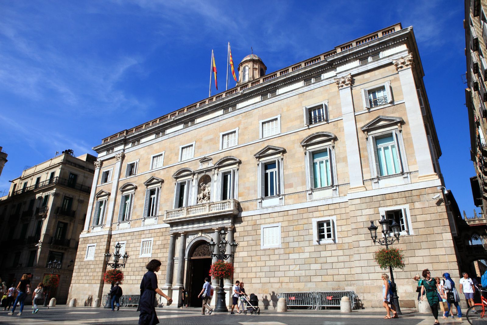 圣若梅广场是巴塞罗那的起源地,广场面积不是很大,许多街巷都以这里为