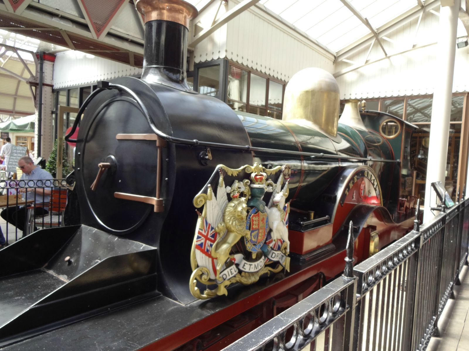 英国最古老的蒸汽火车头 温莎堡小镇