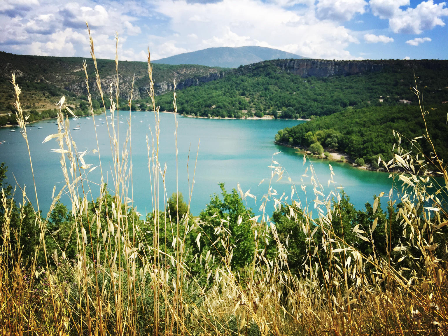 1974年建成的圣十字拦河大坝,把韦尔东河水阻隔在山谷中,形成了法国第