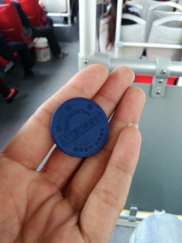 洗洗涮涮换衣服出门,乘btr到斗西路口找葱油稞竟然九点钟才开始卖