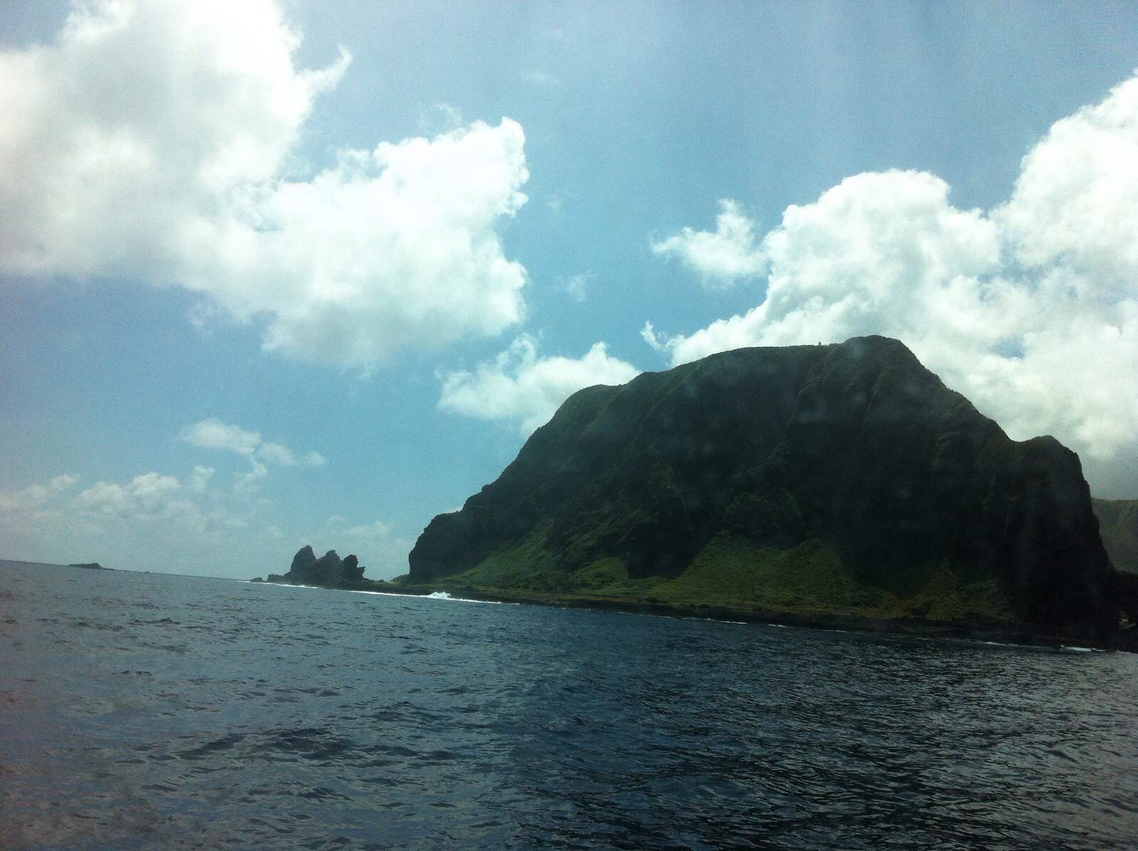 蘭嶼島 蘭嶼是臺灣最原始的島,幾乎沒有商業的氣息,適合觀海,看雲,賞