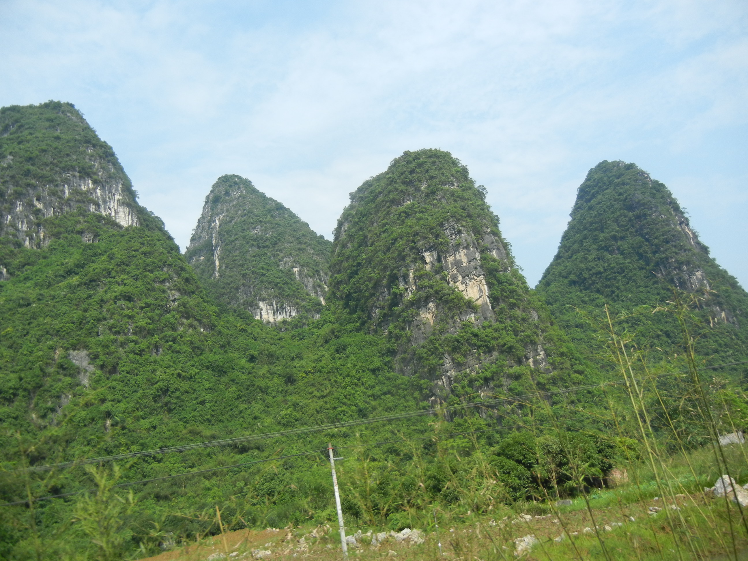 桂林的山真的很秀美,有一种在路上的感觉,随处都是山!