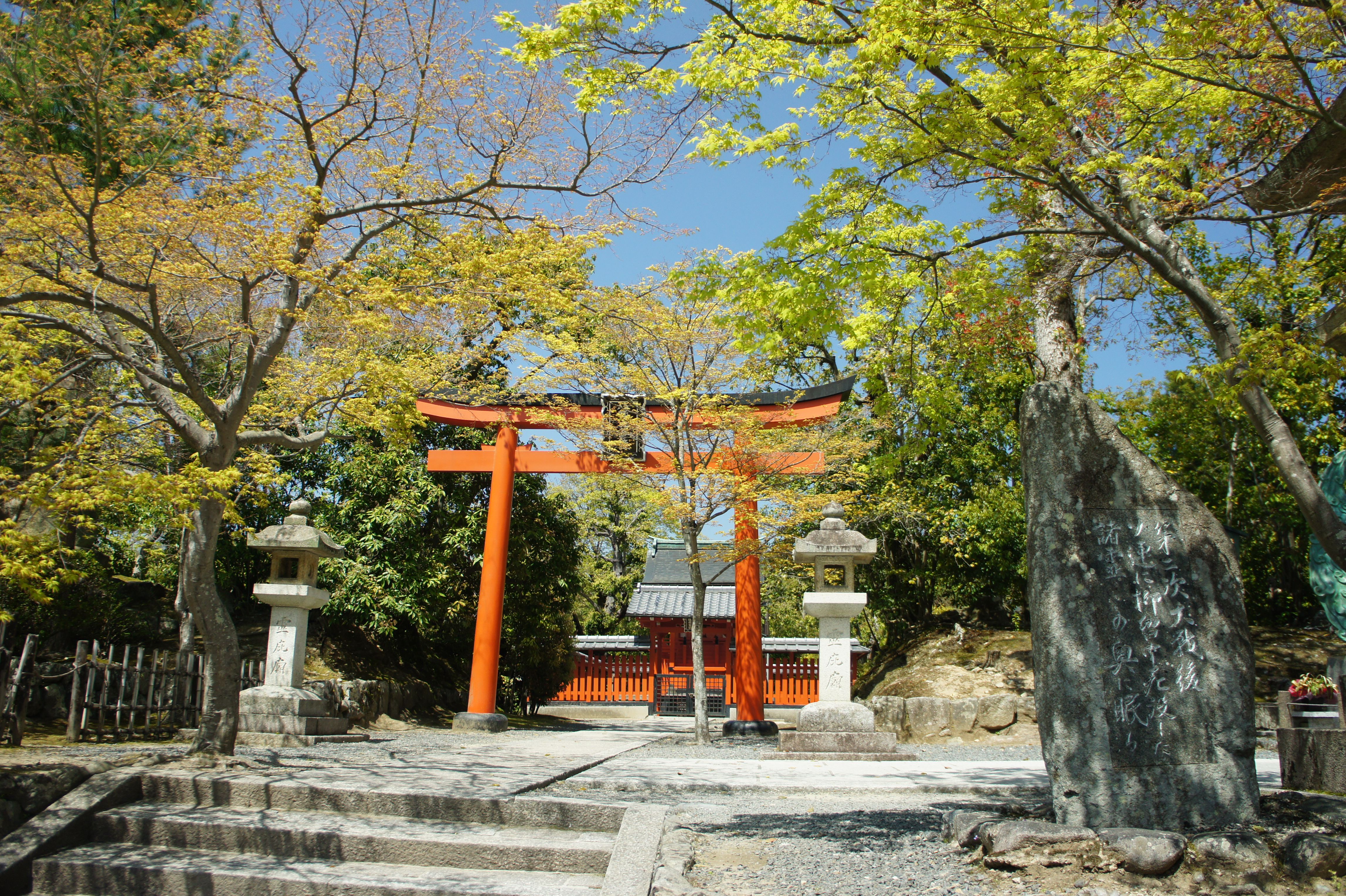 红色的鸟居门,神道教的标志建筑,日本随处可见. 岚山公园