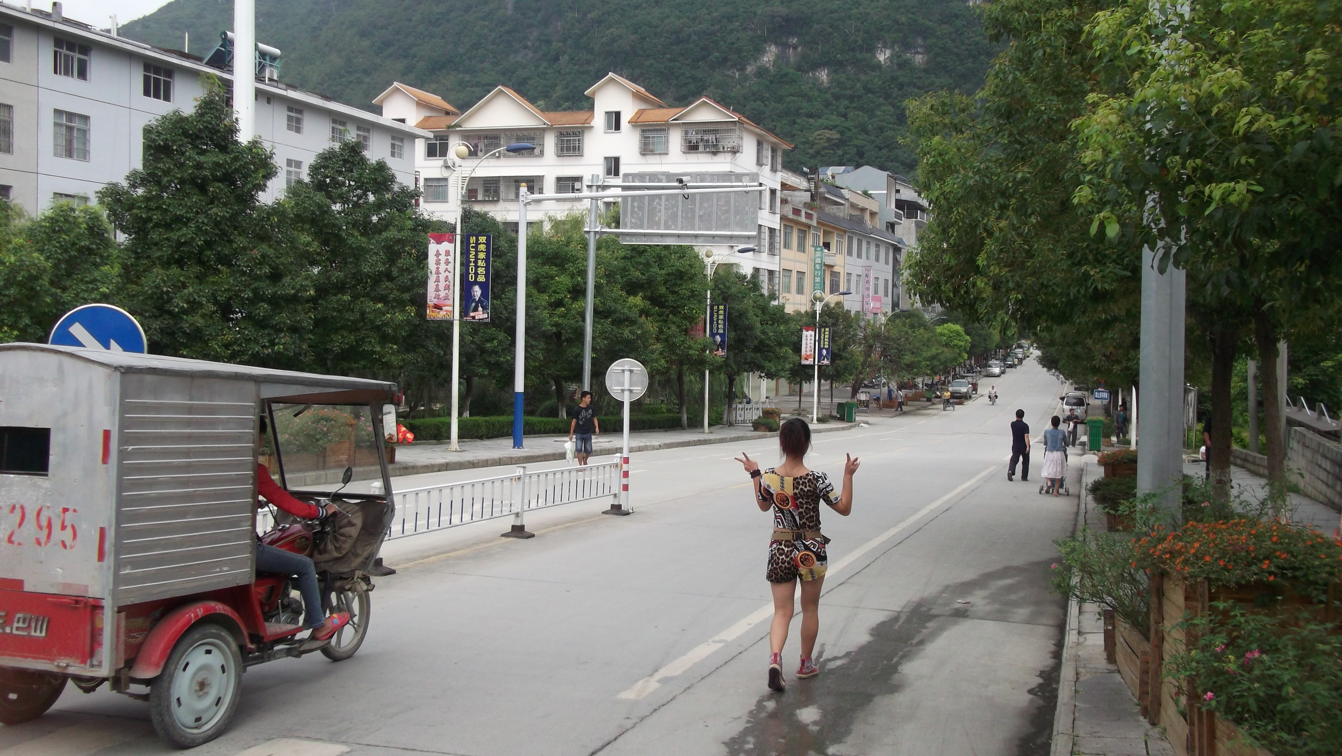 简单的县城街道,缺乏标志性建筑物,第一次来容易迷路 乐业县城的城市