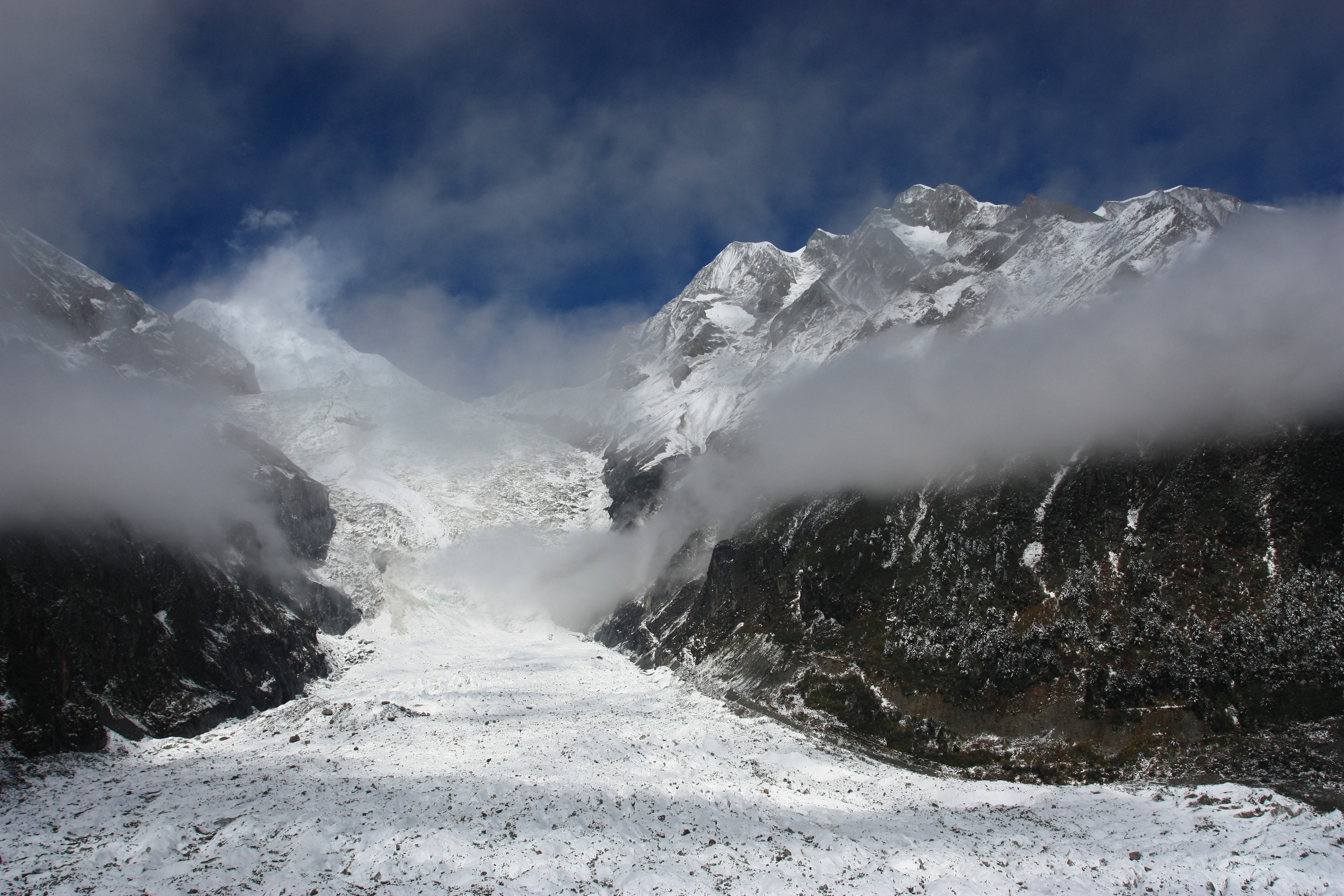 海螺沟大冰瀑布位于海螺沟冰川的上端,是一个巨大的陡壁.