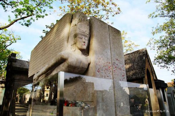 王尔德那著名的墓碑,据说是一位超级粉丝按照他的诗集《斯芬克斯》